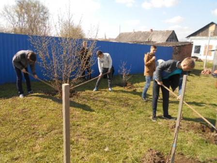 Ванновские волонтеры провели субботник на территории храма